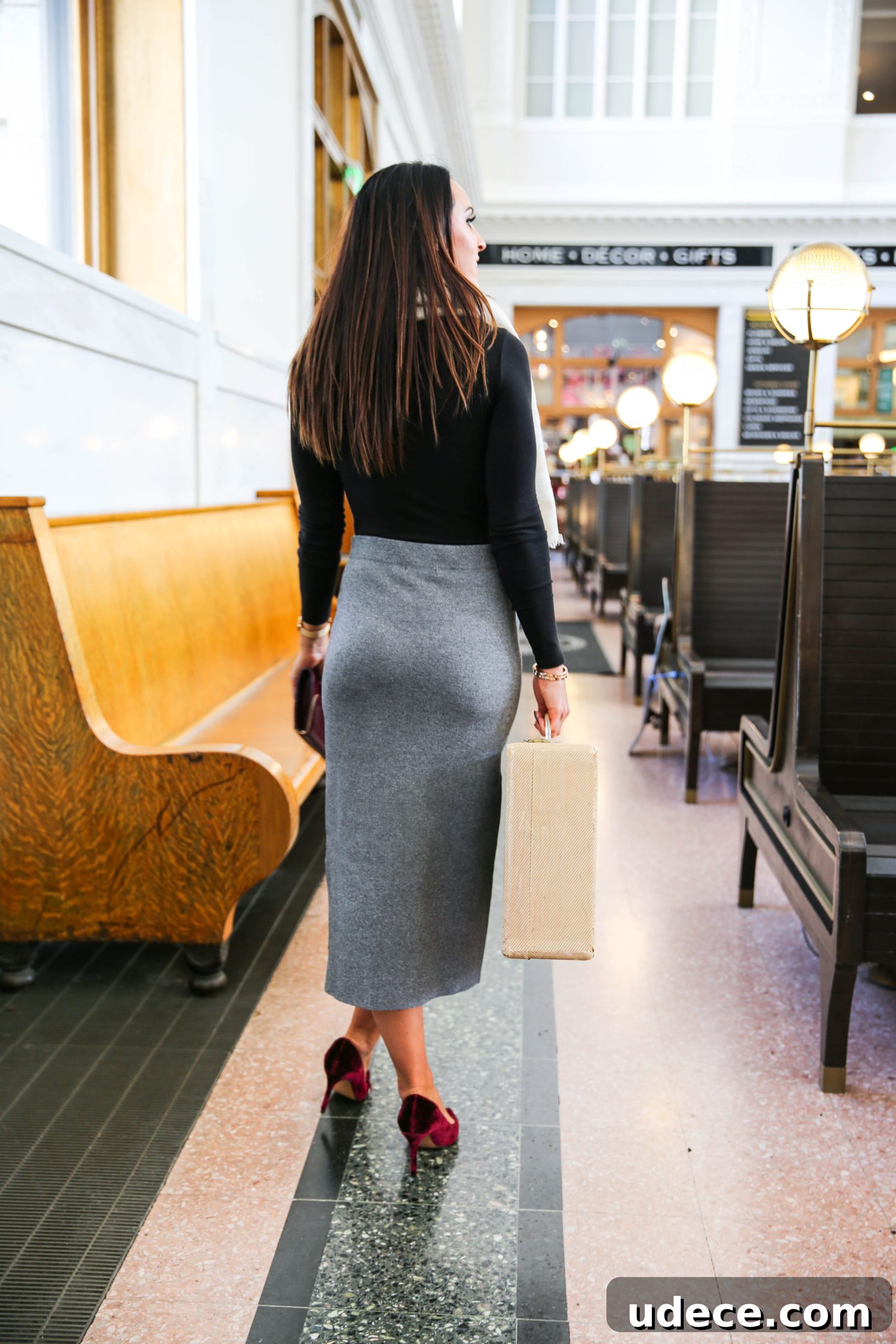 Holiday Travel Outfit Essentials: Stylish Looks for Comfortable Flying 8 PaleOMG - Holiday Travel Outfit Essentials