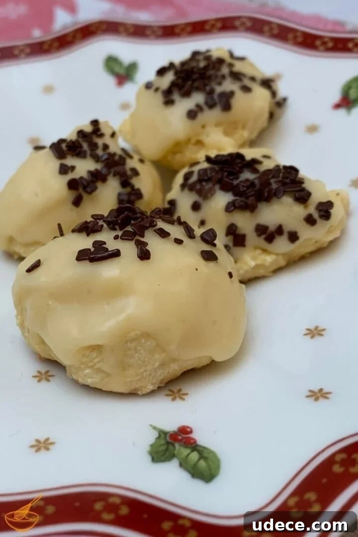 Advocaat Egg Liqueur Truffles: Creamy Dutch Dessert Bites 2 Advocaat Bites - a delicious, slightly alcoholic delicacy for Advent. Combined with chocolate sprinkles, this cookie is a delight during Advent and tastes especially good with coffee or tea.