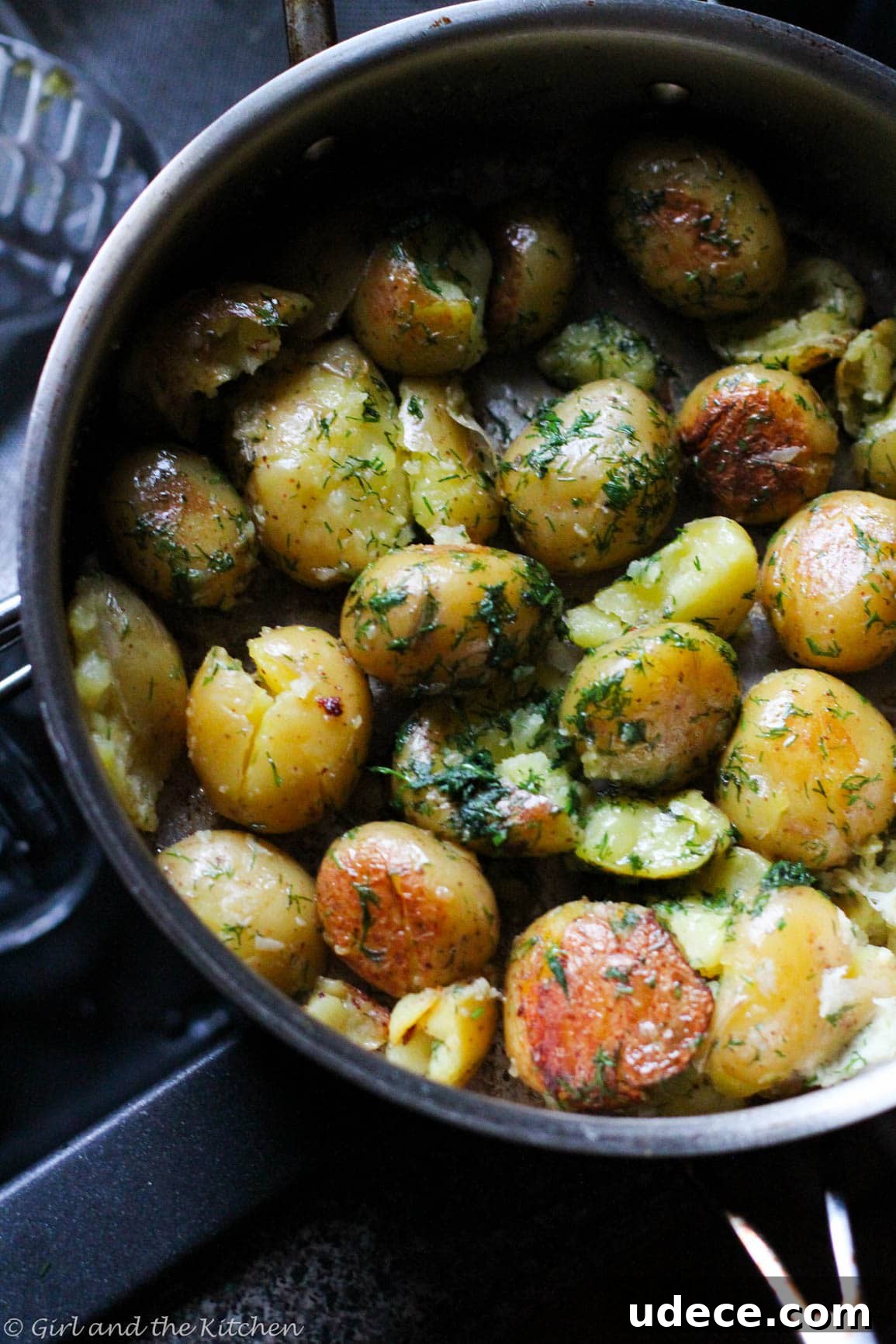Perfectly golden brown pan roasted potatoes with garlic, dill and butter. Perfect as a quick side dish for a weeknight dinner or for a BBQ.